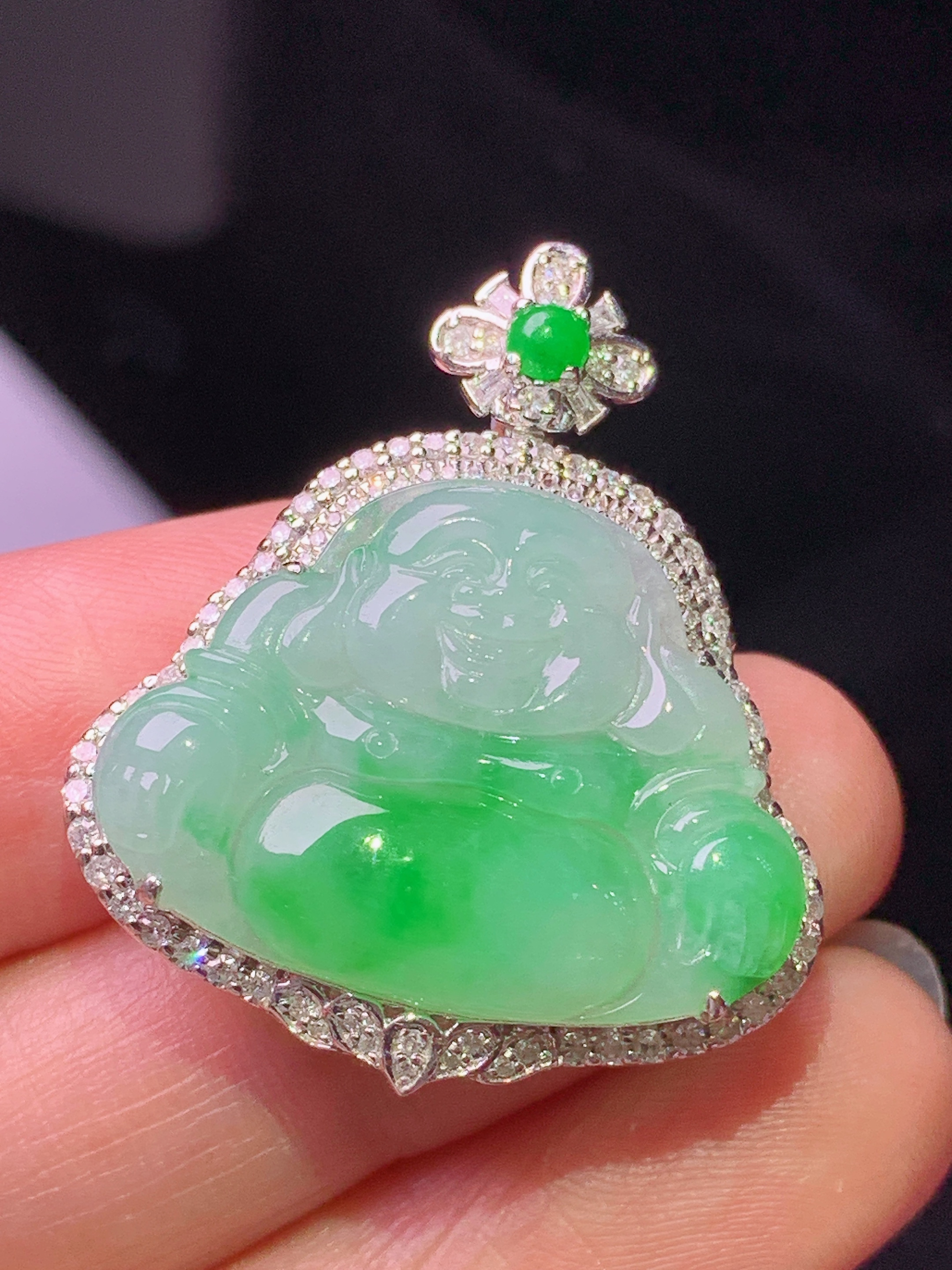 18k金钻镶嵌飘绿佛公吊坠 玉质细腻 色泽艳丽清新 水润亮眼 整体尺寸32*27.5*8.5c1