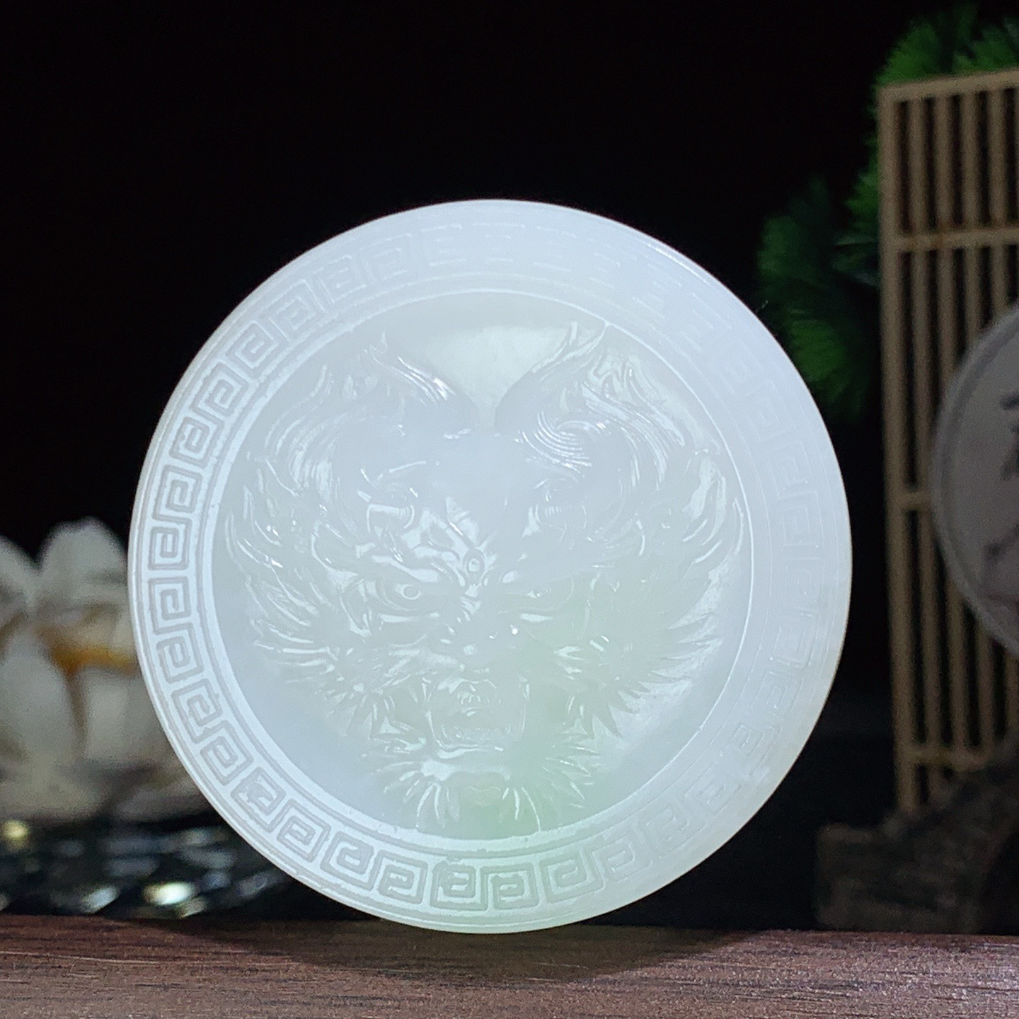 和田玉青海料翠青龙头皮带扣挂件。尺寸52/18重65.5克，玉质细腻油润 脂粉好，品质好！lt260