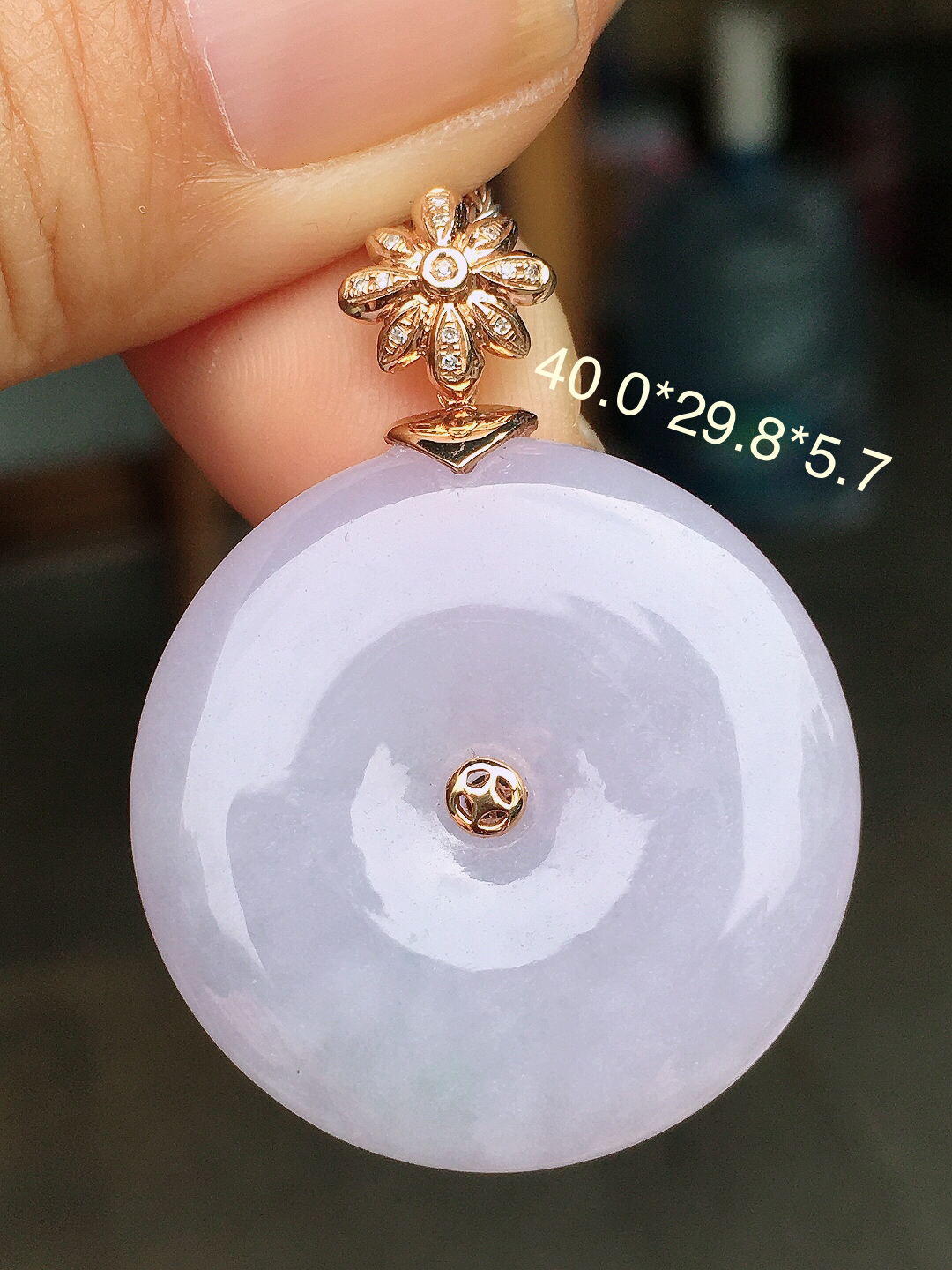 淡紫罗兰平安扣吊坠，色泽均匀艳丽，玉质细腻，荧光感超
强，饱满圆润，尽显优雅气质，18k
金豪华镶嵌