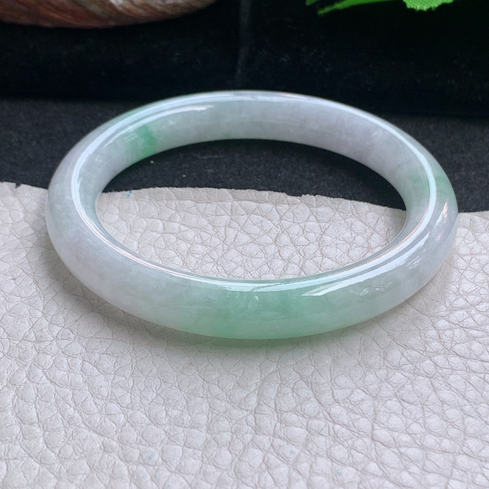 n小圈口52.5*9*8.6美人镯 天然缅甸翡翠a货手镯飘绿花水润圆条玉镯子