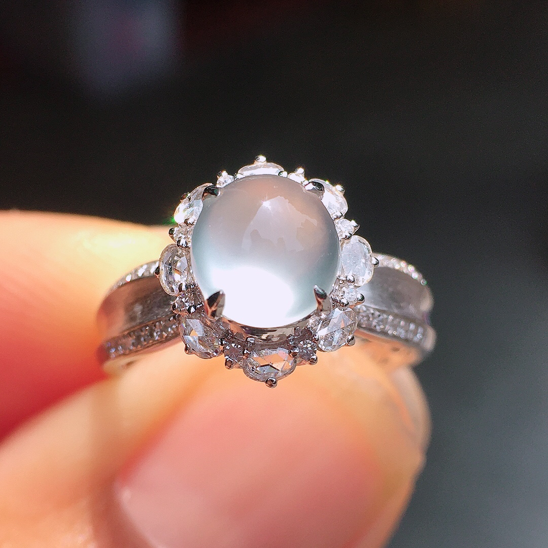 玻璃种蛋面戒指，玉质细腻，荧光感超
强，饱满圆润，尽显优雅气质，18k
金豪华镶嵌