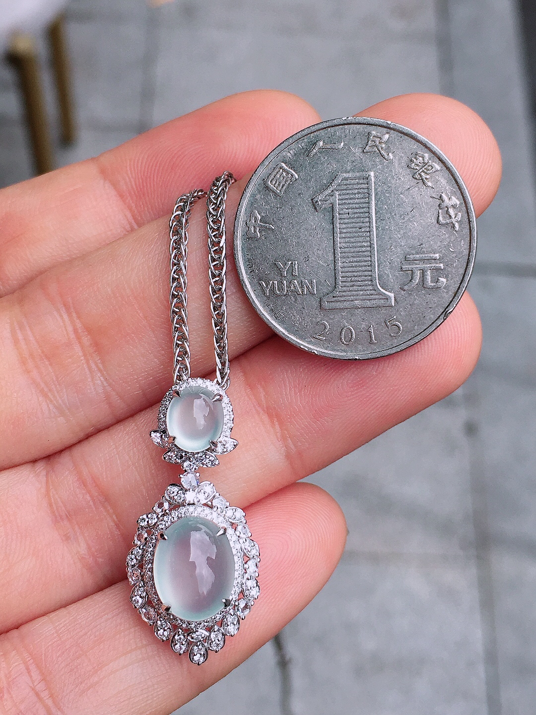 冰种蛋面吊坠，玉质细腻，荧光感超
强，饱满圆润，尽显优雅气质，18k
金豪华镶嵌