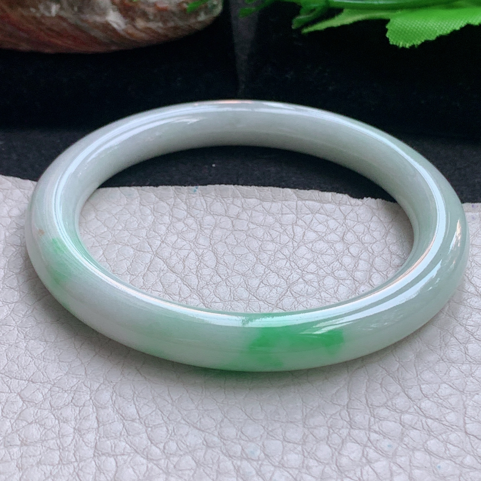 xx实拍57*8.6*8.8美人镯 天然缅甸翡翠a货手镯飘绿秀气正圈叮当镯