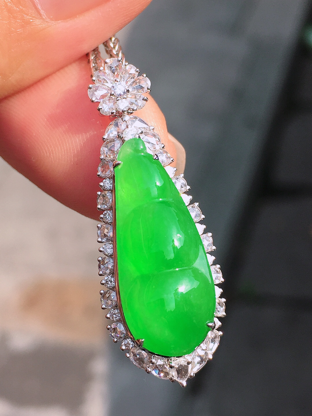 阳绿福豆吊坠，色泽均匀艳丽，玉质细腻，荧光感超
强，饱满圆润，尽显优雅气质，18k
金豪华镶嵌