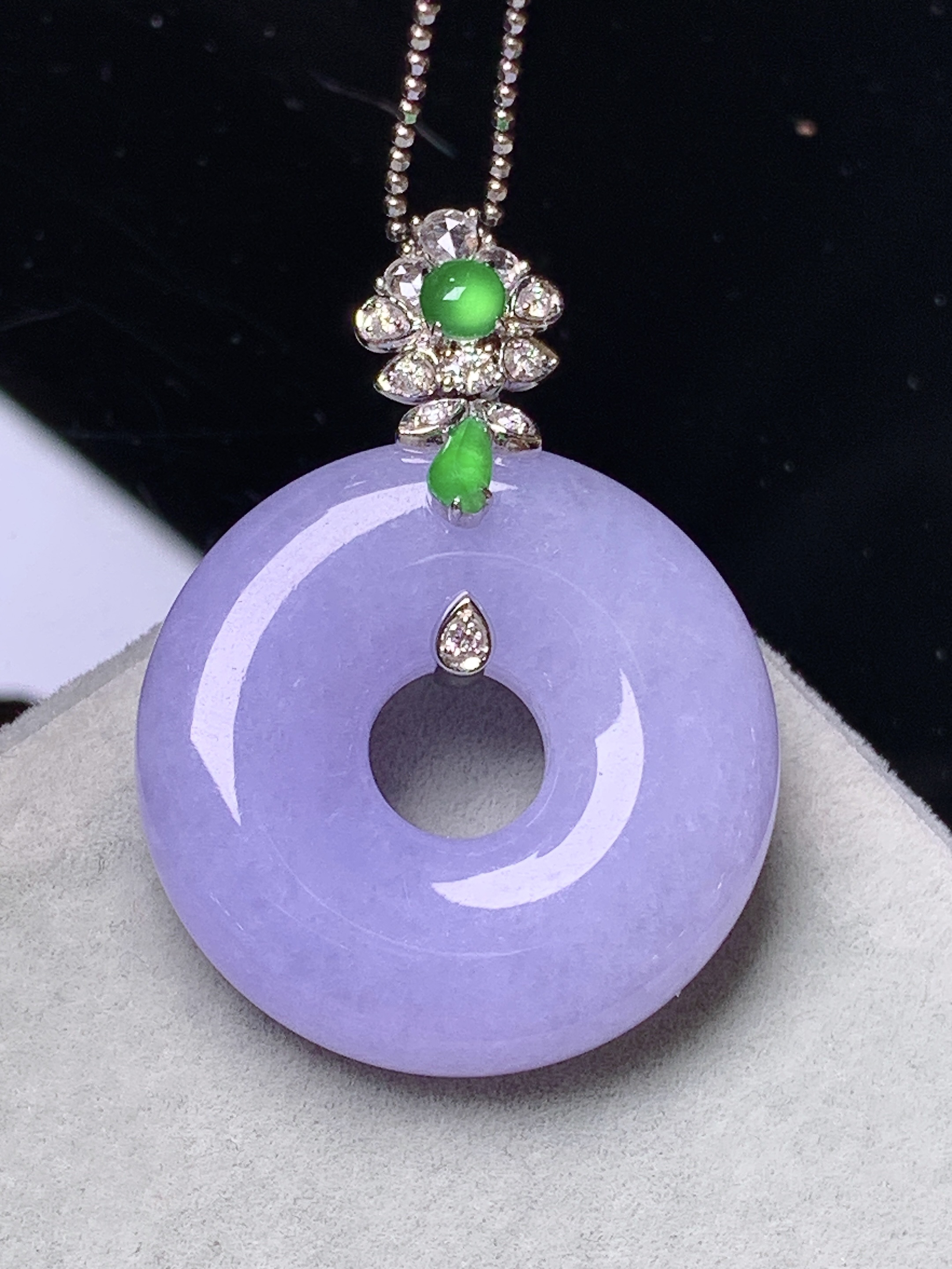 18k金钻镶嵌紫罗兰平安环吊坠 玉质细腻 色泽艳丽清新 水润亮眼 整体尺寸34.8*25.5*6.3b7