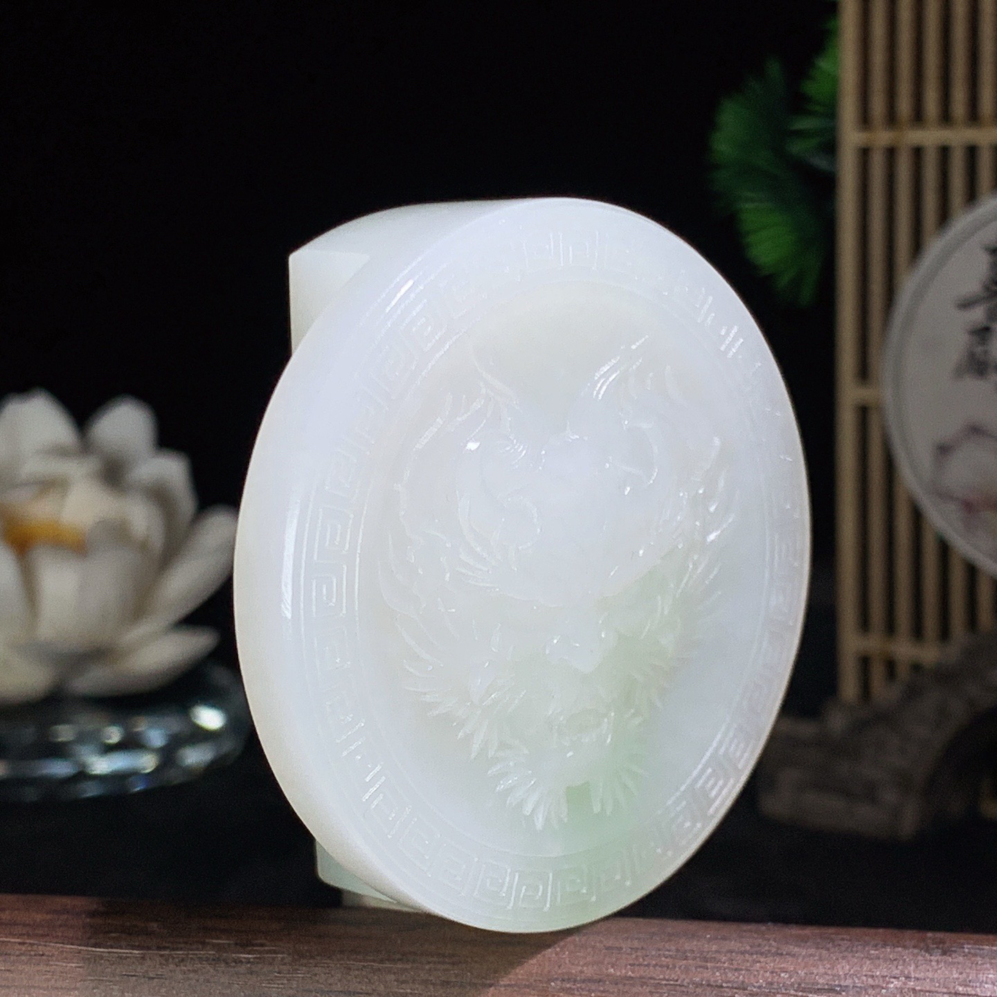 和田玉青海料翠青龙头皮带扣挂件。尺寸52/18重65.5克，玉质细腻油润 脂粉好，品质好！lt260