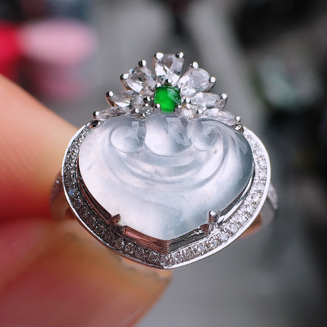 冰种如意戒指，玉质细腻，荧光感超
强，饱满圆润，尽显优雅气质，18k
金豪华镶嵌