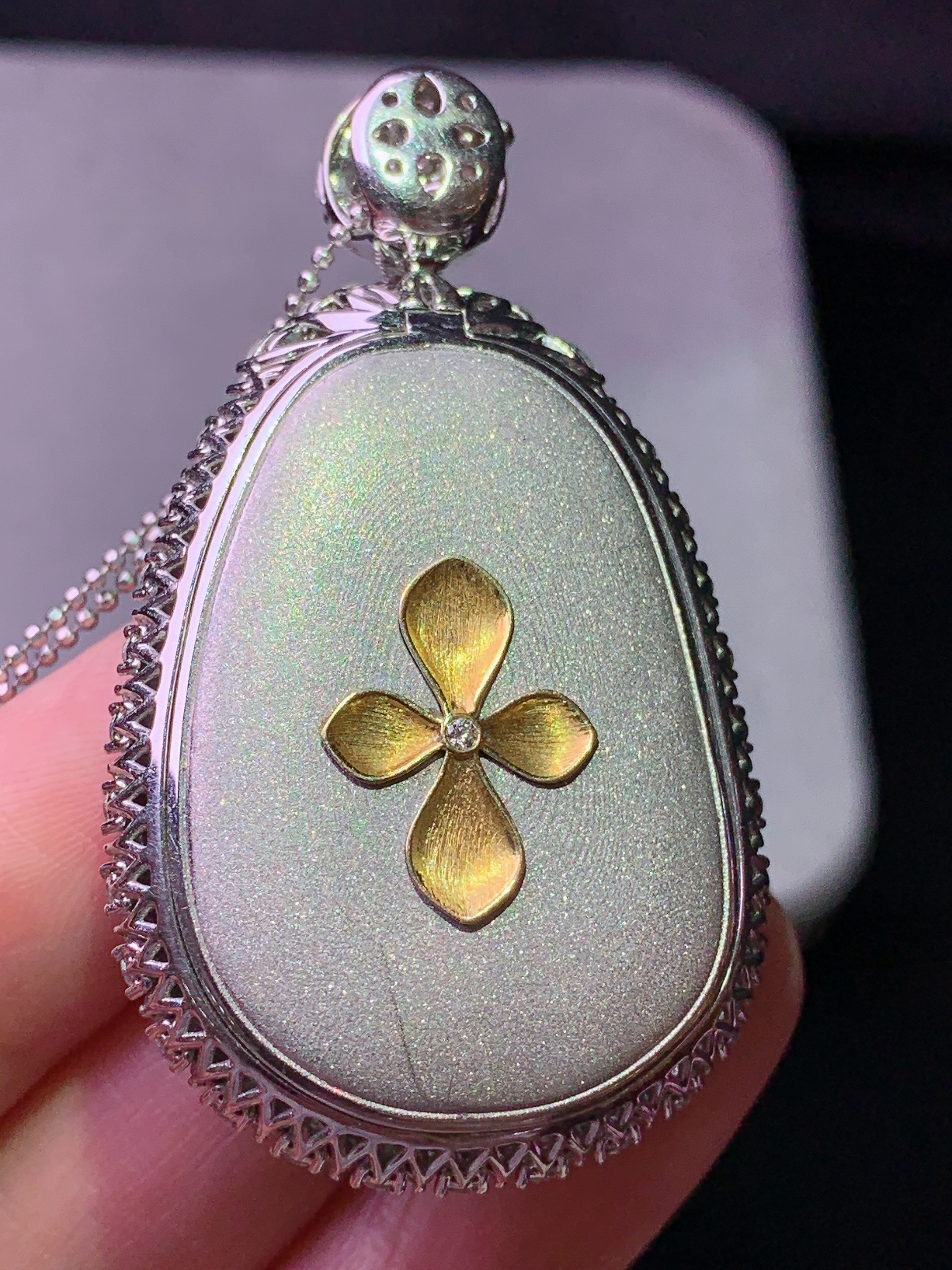 18k金钻镶嵌冰阳绿如意吊坠 玉质细腻 色泽艳丽清新 水润亮眼 整体尺寸50.5*29.3*10.2b7