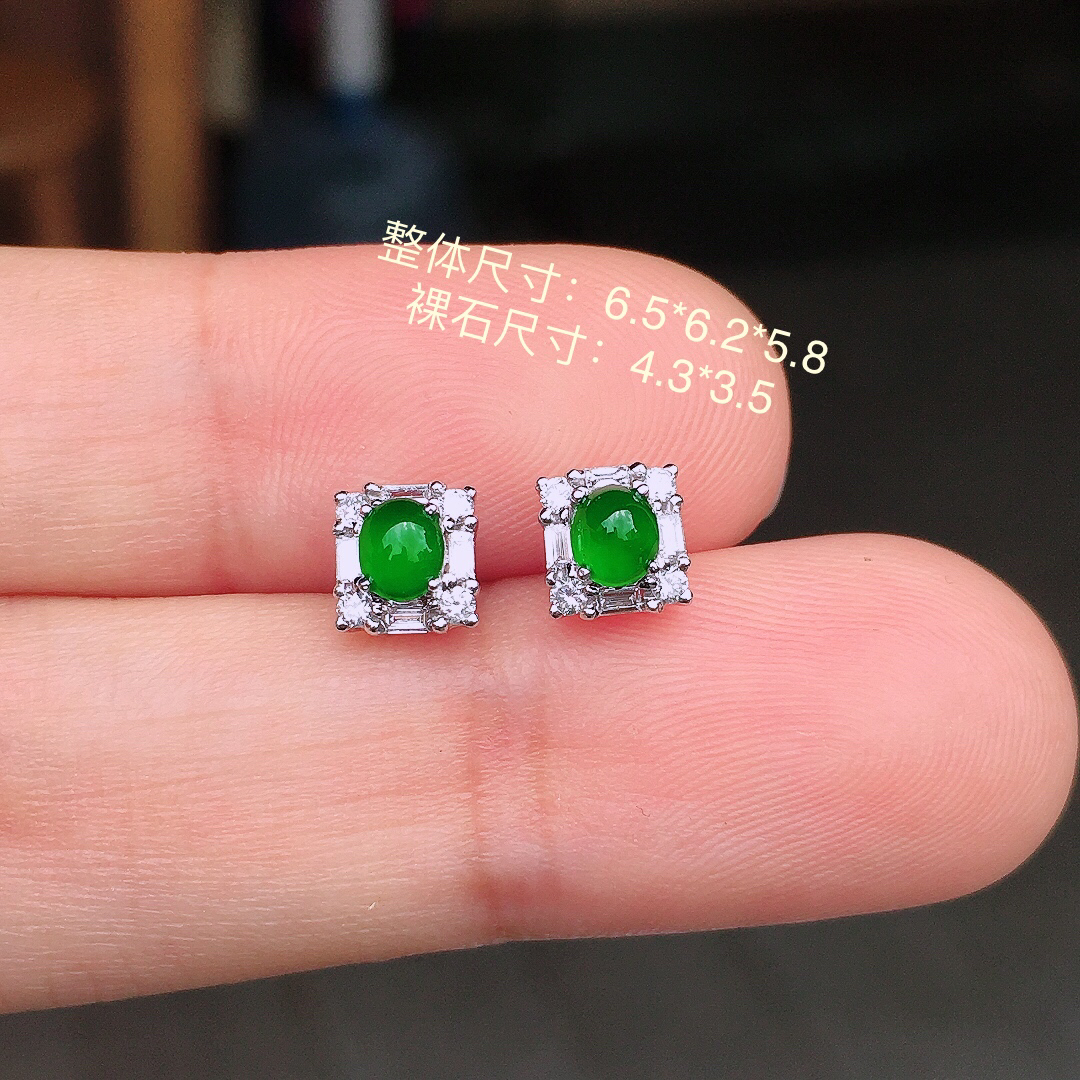 辣绿蛋面耳钉，色泽均匀艳丽，玉质细腻，荧光感超
强，饱满圆润，尽显优雅气质，18k
金豪华镶嵌