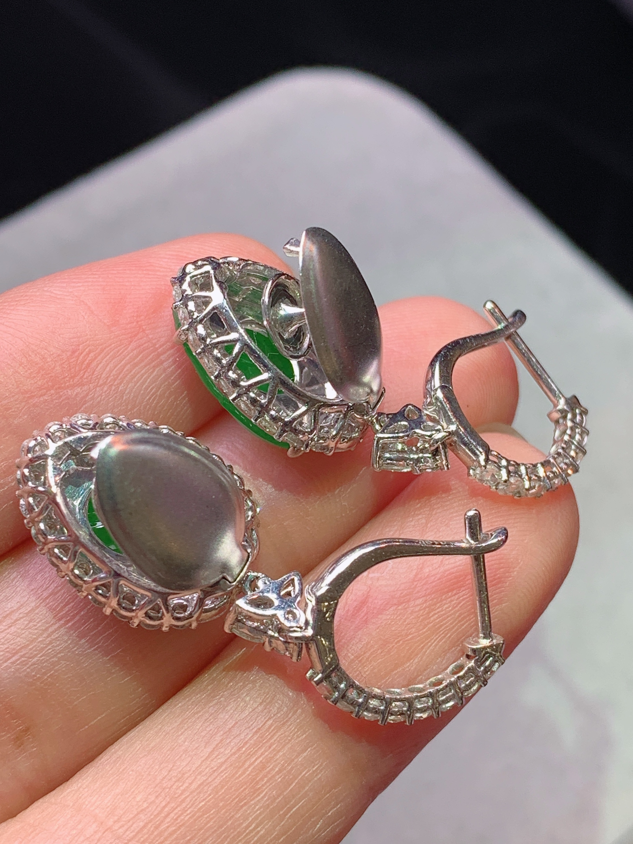 18k金钻镶嵌冰阳绿树叶耳坠 玉质细腻 色泽艳丽清新 水润亮眼 整体尺寸34.2*11.8*7.5c6