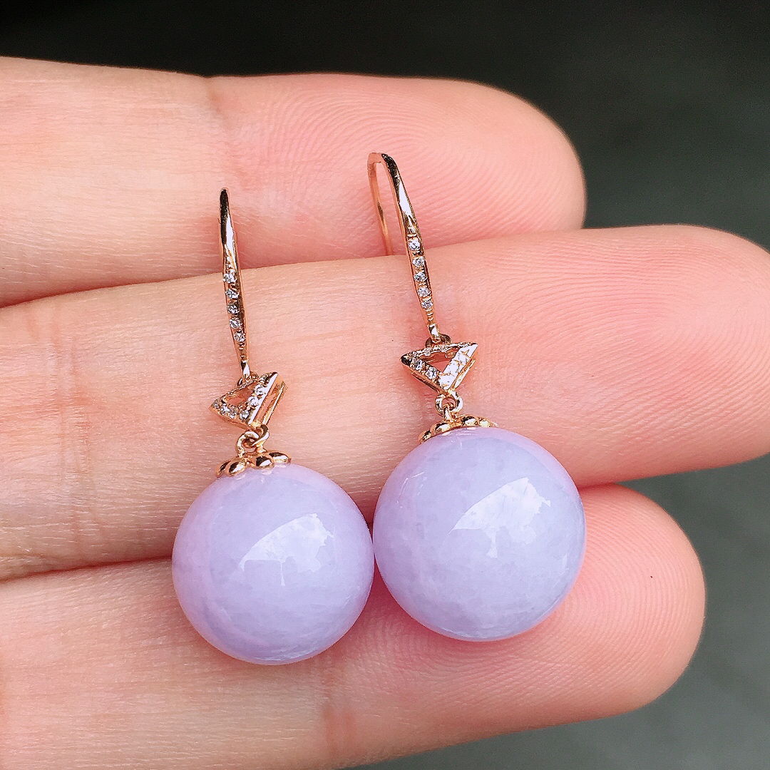 紫罗兰珠子耳坠，色泽均匀艳丽，玉质细腻，荧光感超
强，饱满圆润，尽显优雅气质，18k
金豪华镶嵌