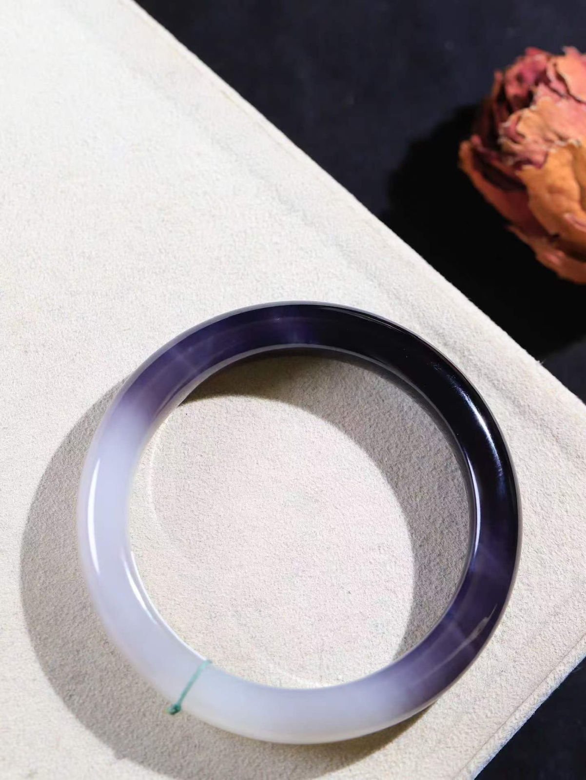 【腕间柔情.手镯】   

精品和田玉烟紫双色手镯 玉质温润细腻 油性十足 古朴秀雅 轻抚岁月的栏杆软香温玉，腕间玉镯轻轻晃动，令人情动心间，撷一缕月末的芬芳，把心思铺陈，时光静美，惟有你最温柔。重45.4克   尺寸55-10.5-8.7mm  4627255A