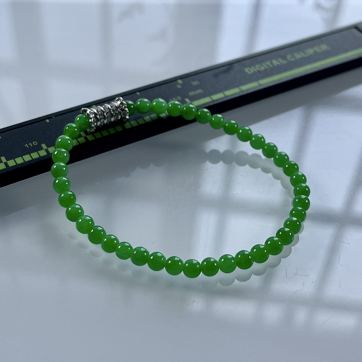 收藏级别，缅甸天然翡翠A货，卡4冰种起胶正阳绿小米珠小圆珠手串手链，尺寸：4mm/40颗，长度162