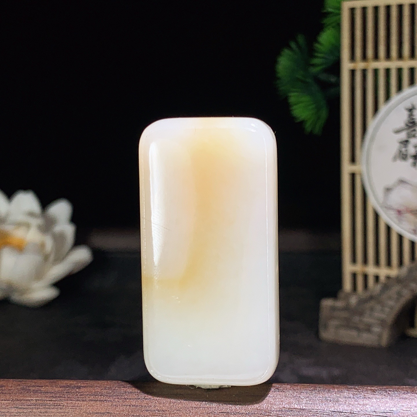 新疆和田玉且末糖平安无事牌挂件 尺寸47/23/12重38克。玉质细腻油润。手推出油。佩戴高端典雅。lt260418