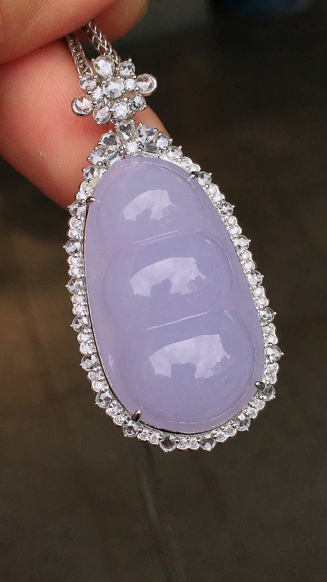 紫罗兰福豆吊坠，色泽均匀艳丽，玉质细腻，荧光感超
强，饱满圆润，尽显优雅气质，18k
金豪华镶嵌