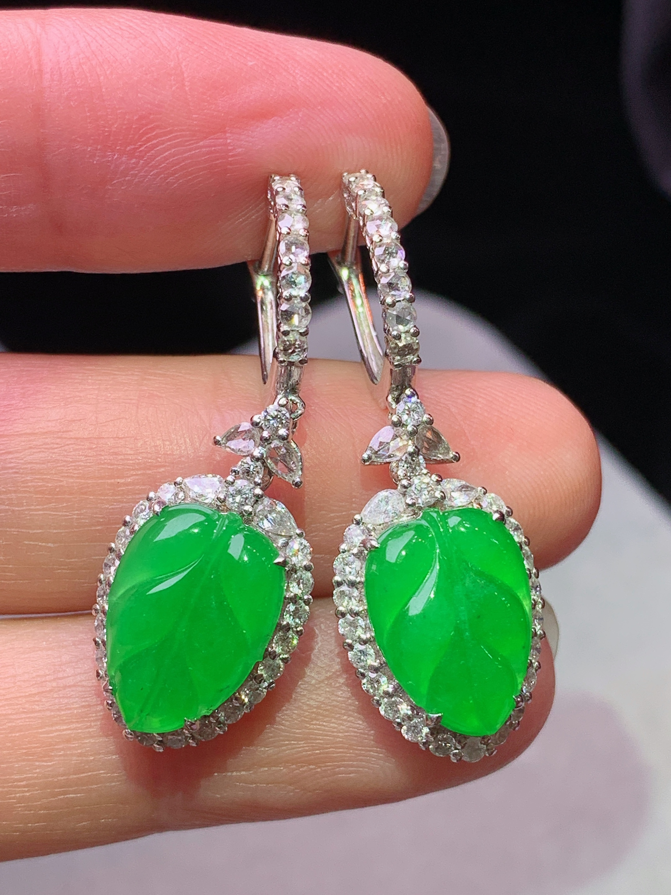 18k金钻镶嵌冰阳绿树叶耳坠 玉质细腻 色泽艳丽清新 水润亮眼 整体尺寸34.2*11.8*7.5c6