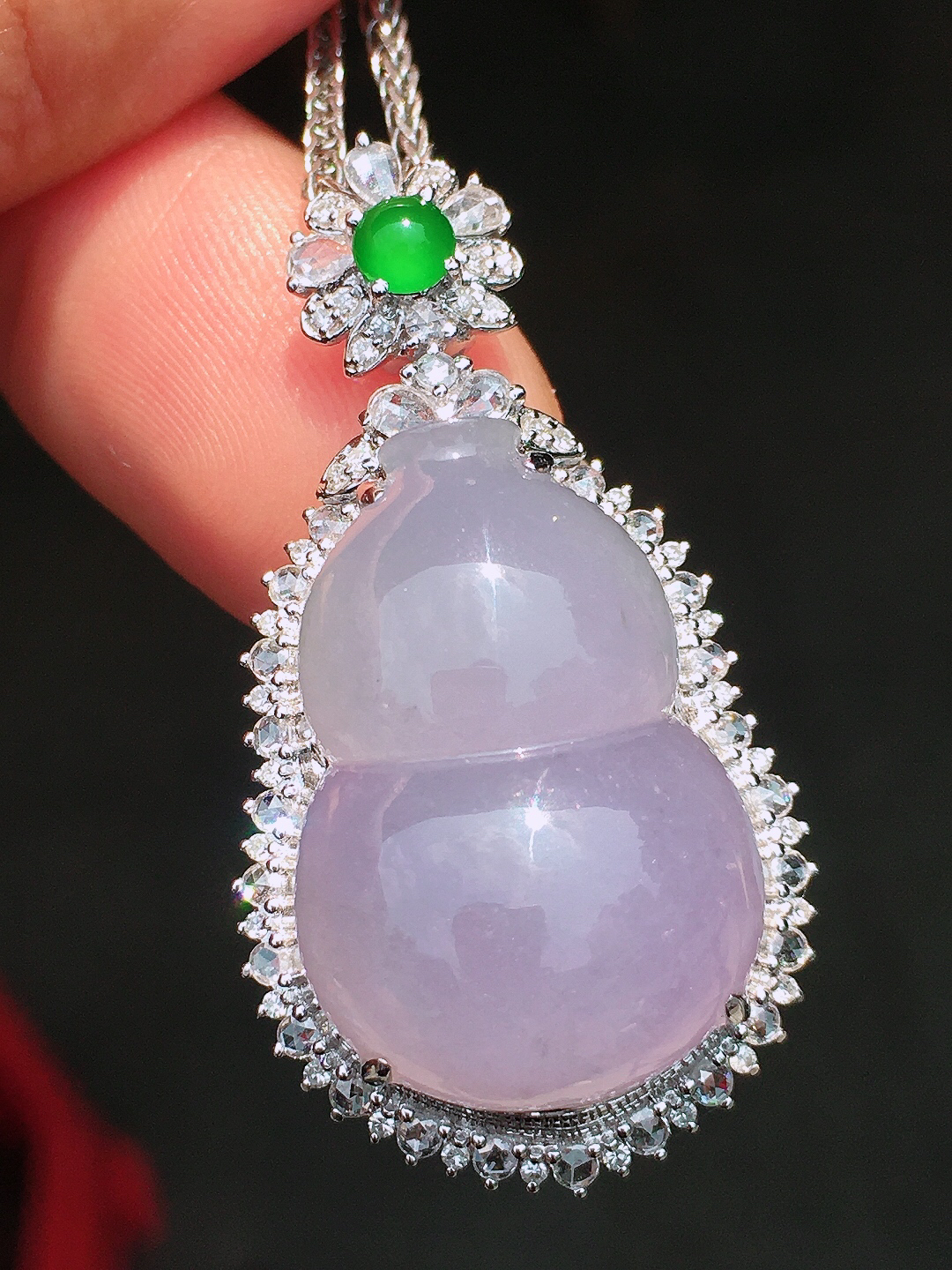 紫罗兰葫芦吊坠，色泽均匀艳丽，玉质细腻，荧光感超
强，饱满圆润，尽显优雅气质，18k
金豪华镶嵌