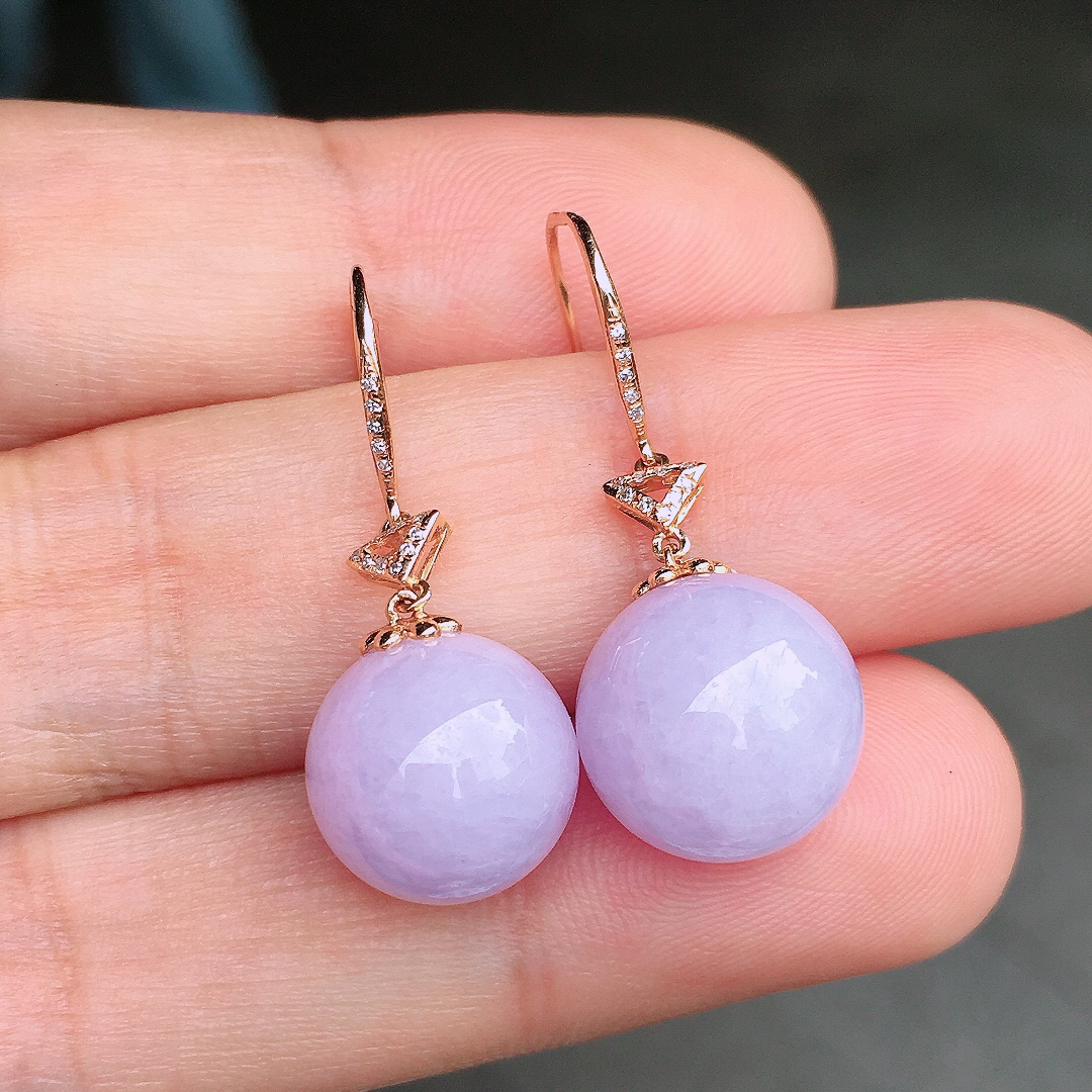 紫罗兰珠子耳坠，色泽均匀艳丽，玉质细腻，荧光感超
强，饱满圆润，尽显优雅气质，18k
金豪华镶嵌