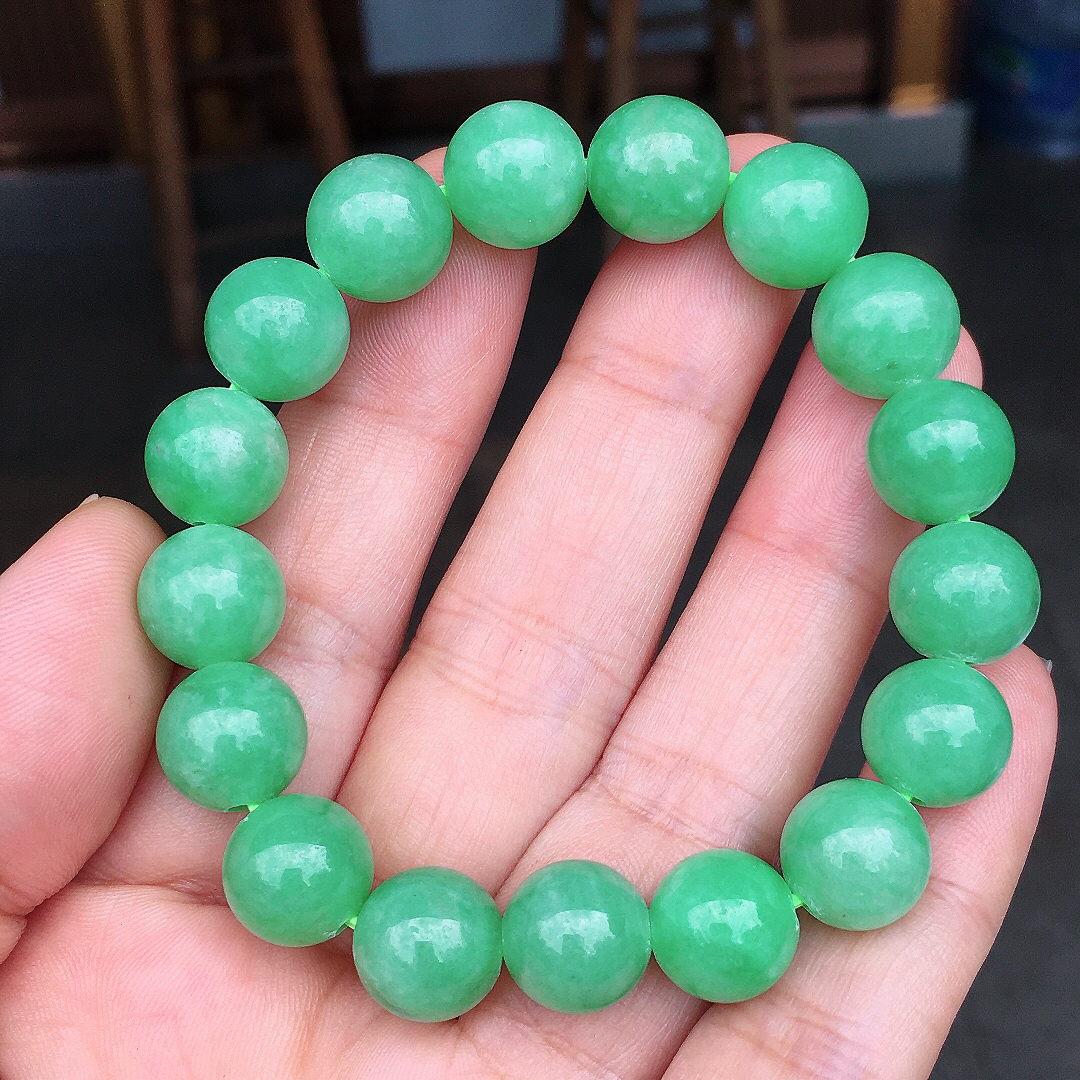 果绿珠子手串，色泽均匀艳丽，玉质细腻，荧光感超
强，饱满圆润，尽显优雅气质