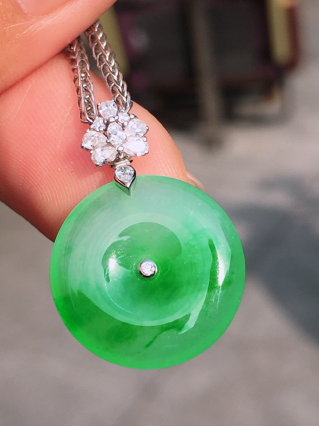 冰绿平安扣吊坠，色泽艳丽，玉质细腻，荧光感超
强，饱满圆润，尽显优雅气质，18k
金豪华镶嵌
