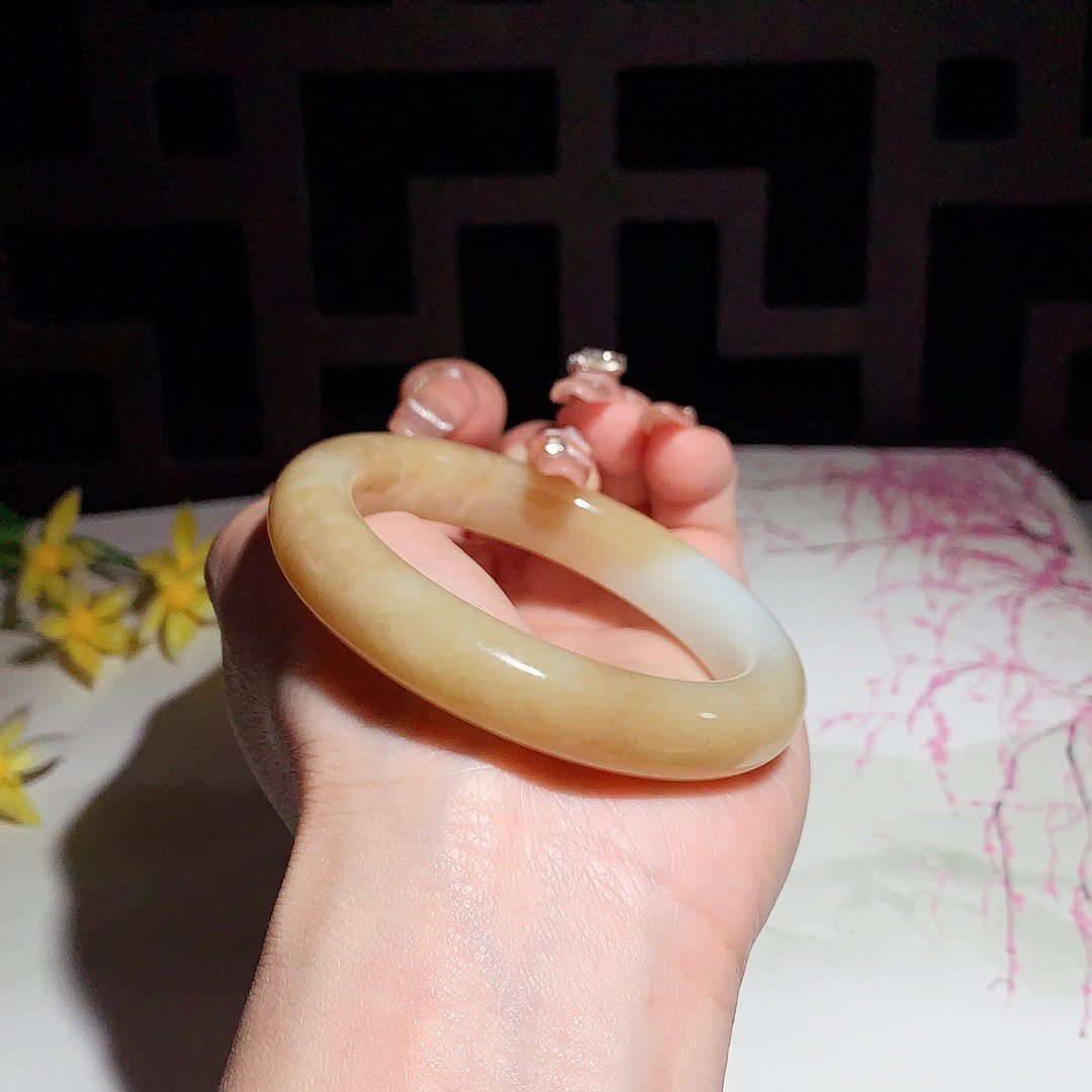 ￼ 和田玉52.5圈且末糖手镯！玉质细腻油润 底色纯净 无裂无黑 脂粉好，品质高