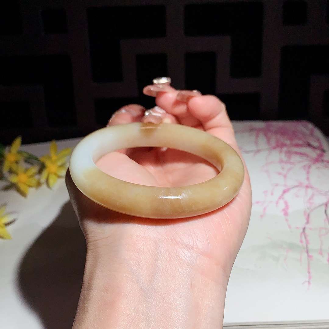 ￼ 和田玉52.5圈且末糖手镯！玉质细腻油润 底色纯净 无裂无黑 脂粉好，品质高