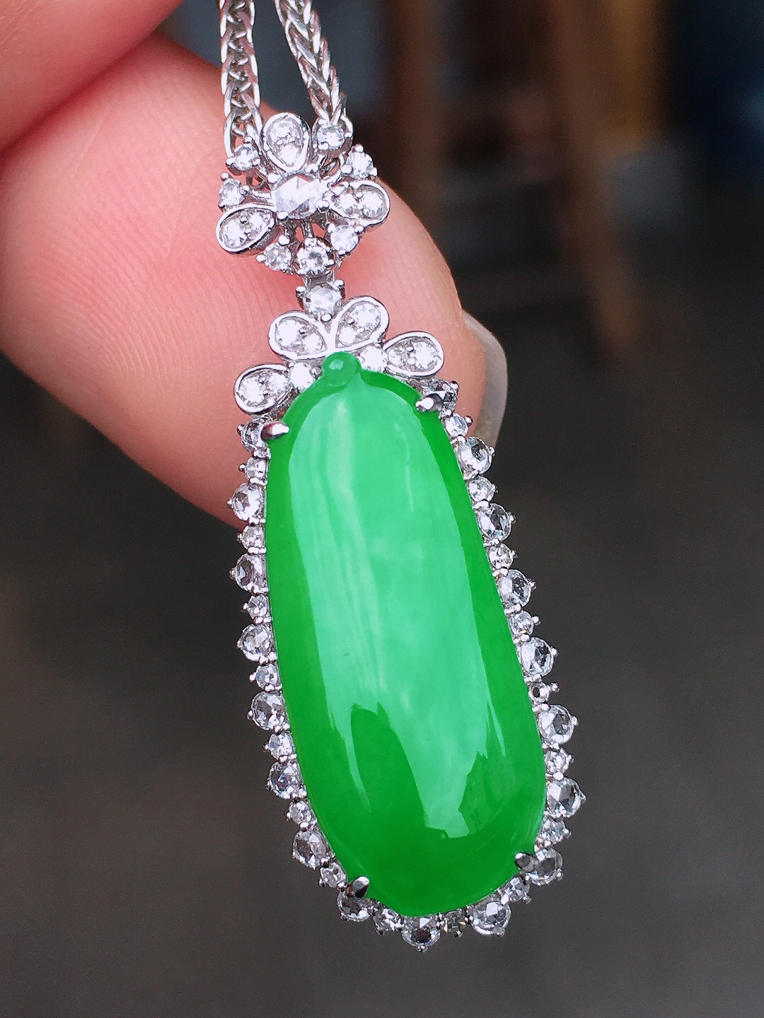 阳绿福瓜吊坠，色泽均匀艳丽，玉质细腻，荧光感超
强，饱满圆润，尽显优雅气质，18k
金豪华镶嵌