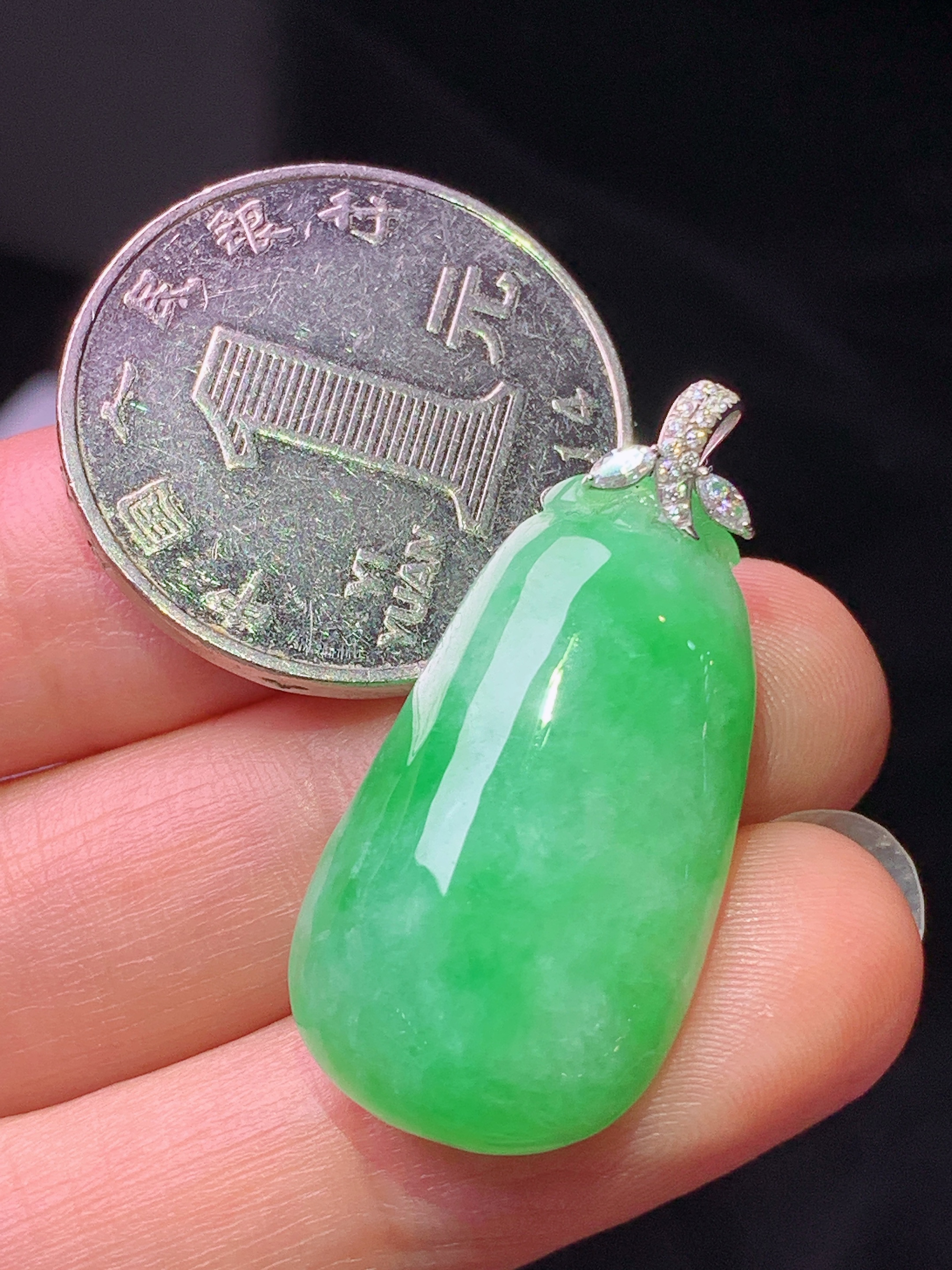 18k金钻镶嵌阳绿福瓜吊坠 玉质细腻 色泽艳丽清新 水润亮眼 整体尺寸32.8*16*7.3c1