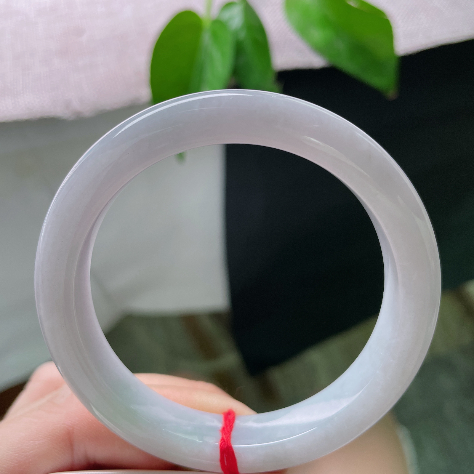 54.6/10.6/8，粉紫正圈，质地温润细腻，干净，素丽清秀，一点皮纹不显..