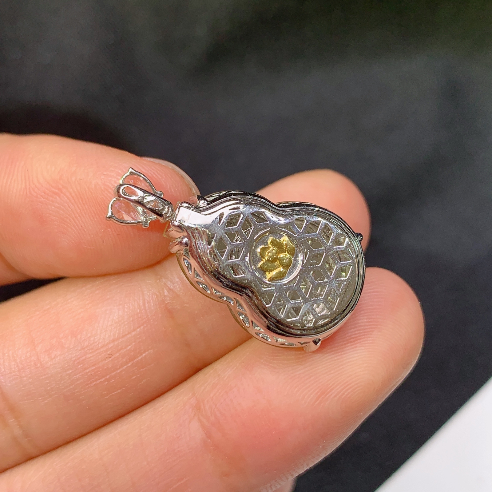 冰黄翡葫芦吊坠，18k金镶嵌，冰润鲜艳，玉质细腻，种水足，Ych 尺寸24.3*13.5*8.8