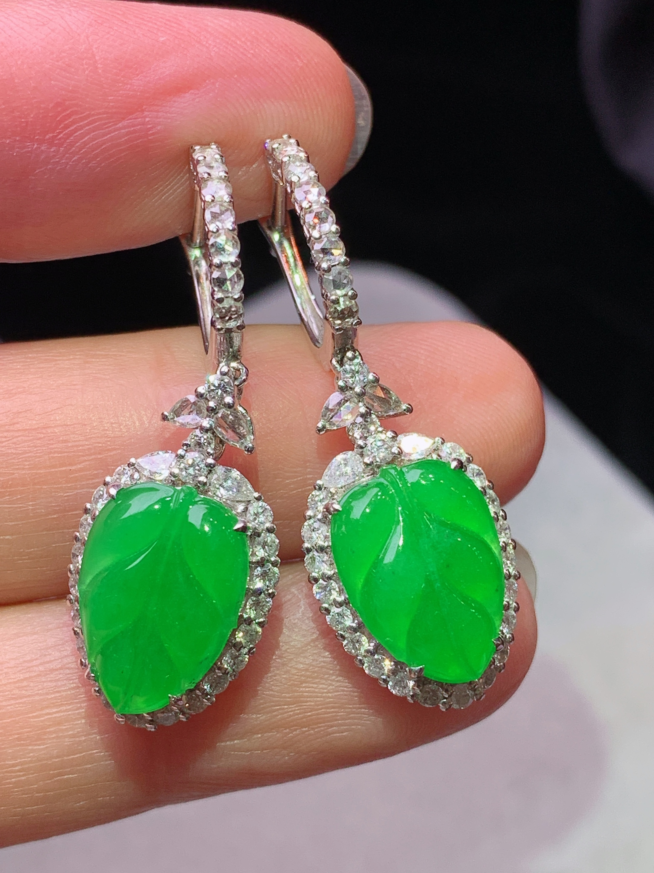 18k金钻镶嵌冰阳绿树叶耳坠 玉质细腻 色泽艳丽清新 水润亮眼 整体尺寸34.2*11.8*7.5c