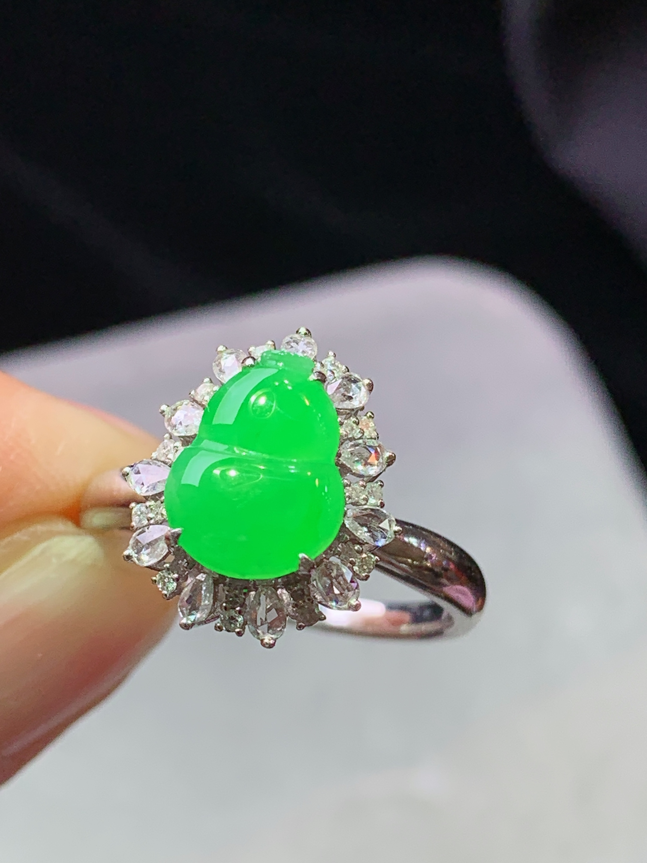 18k金钻镶嵌冰阳绿葫芦戒指 玉质细腻 色泽艳丽清新 水润亮眼 圈口15 整体尺寸14.5*12.5*8.8j3