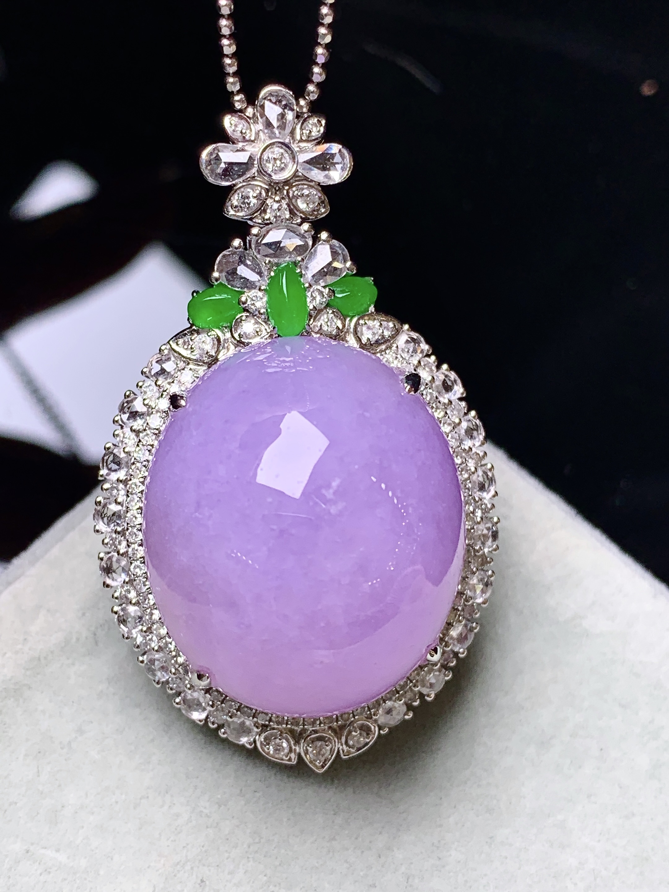 18k金钻镶嵌紫罗兰蛋面吊坠 玉质细腻 色泽艳丽清新 水润亮眼 整体尺寸40.5*24.2*19.2b7