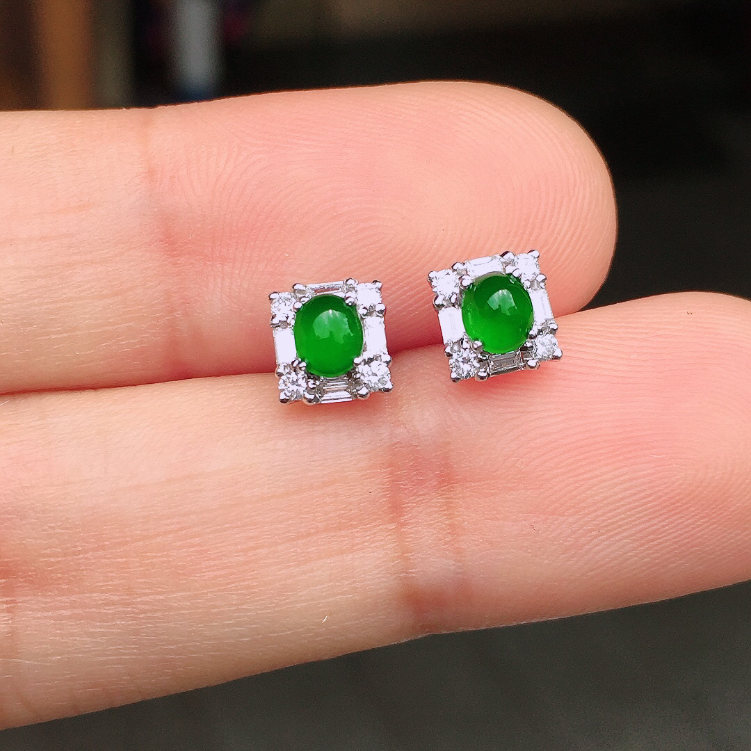 辣绿蛋面耳钉，色泽均匀艳丽，玉质细腻，荧光感超
强，饱满圆润，尽显优雅气质，18k
金豪华镶嵌