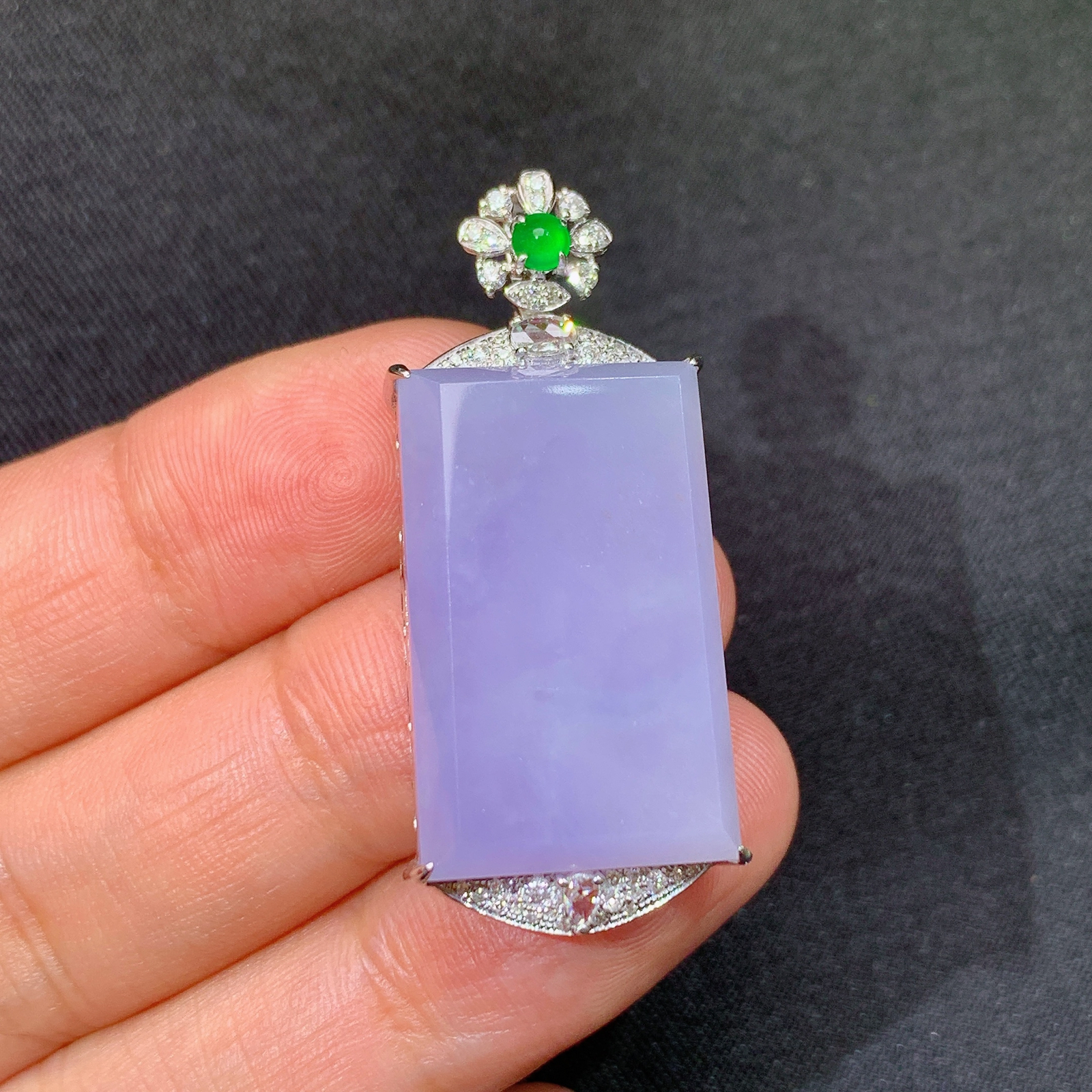 紫罗兰无事牌吊坠，18k金镶嵌，温润细腻，颜色鲜艳，Tl 尺寸39.1*16.9*8.6