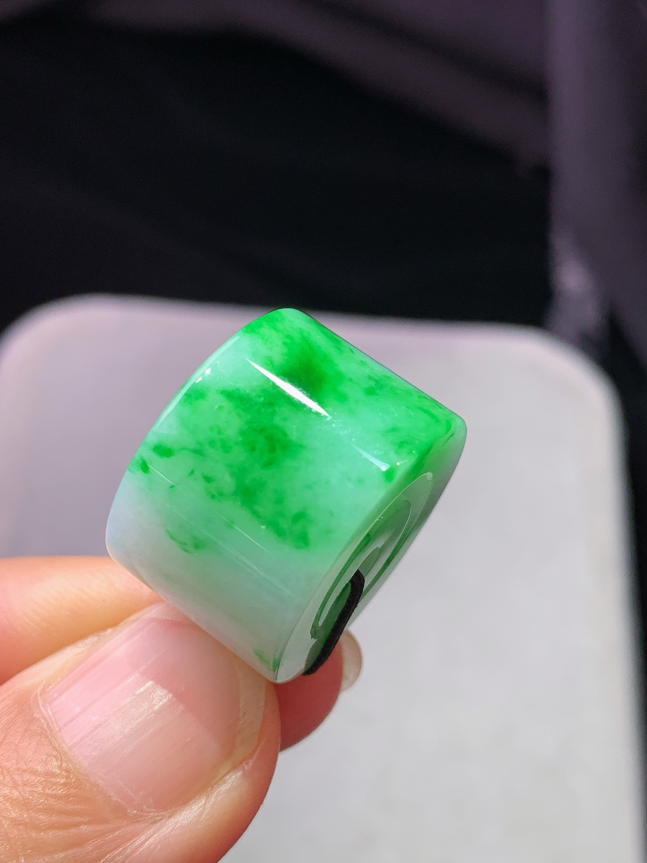 飘阳绿子母路路通吊坠 玉质细腻 色泽艳丽清新 水润亮眼 整体尺寸19.5*13z1