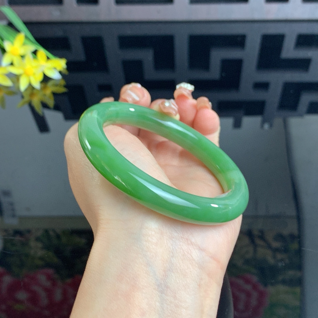 和田玉58.5圈阳绿色圆条碧玉手镯！玉质细腻油润 底色纯净 无裂无黑 脂粉好，品质高。