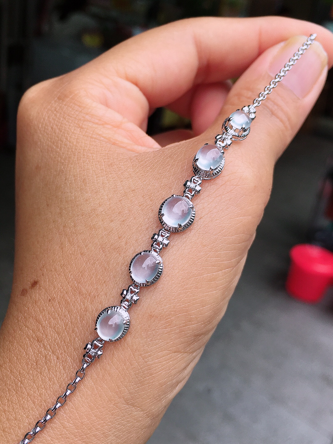 冰种蛋面手链，玉质细腻，荧光感超
强，饱满圆润，尽显优雅气质，18k
金豪华镶嵌