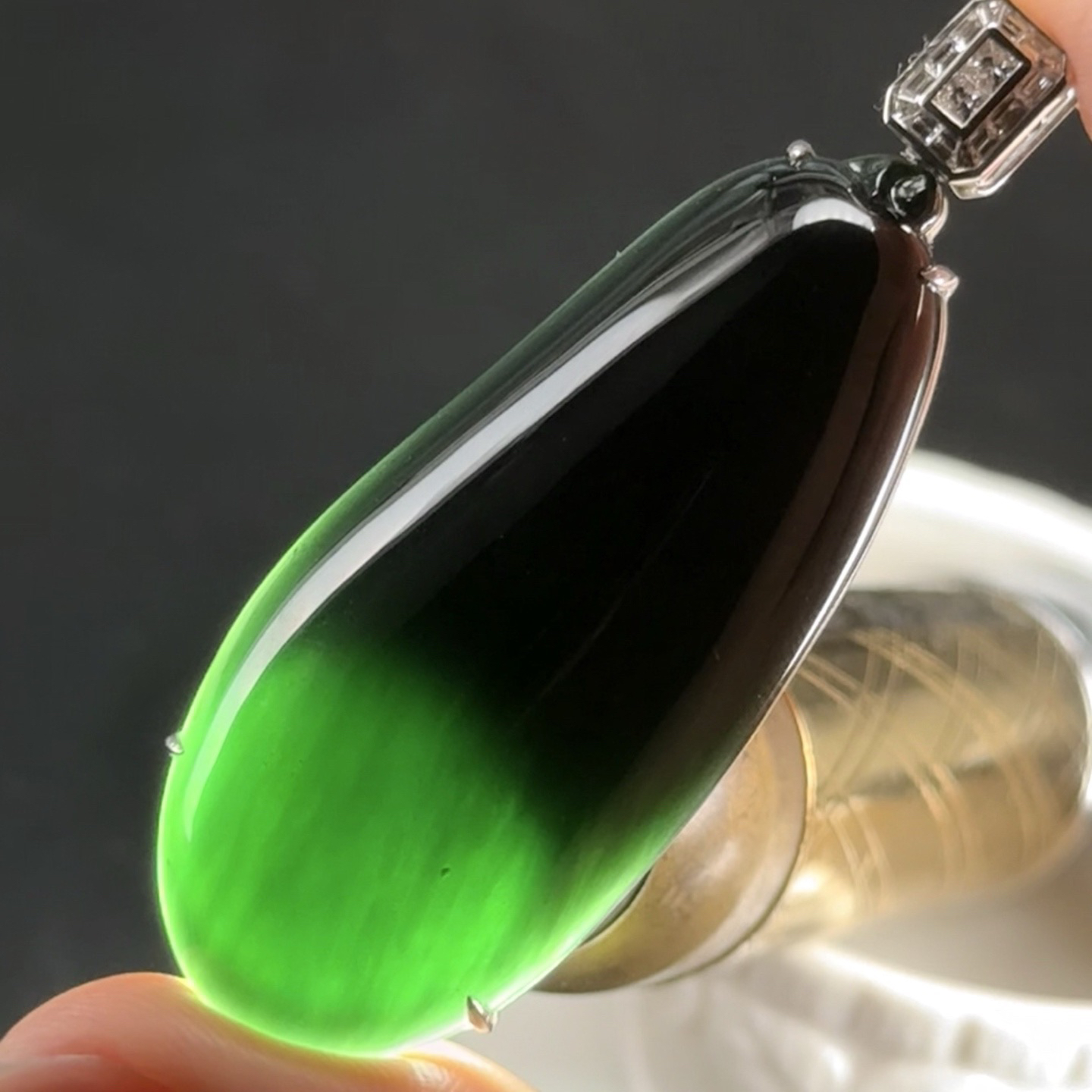 精品18k墨翠大福瓜 种好色正 黑度极好 打灯通透 油性十足  尺寸60