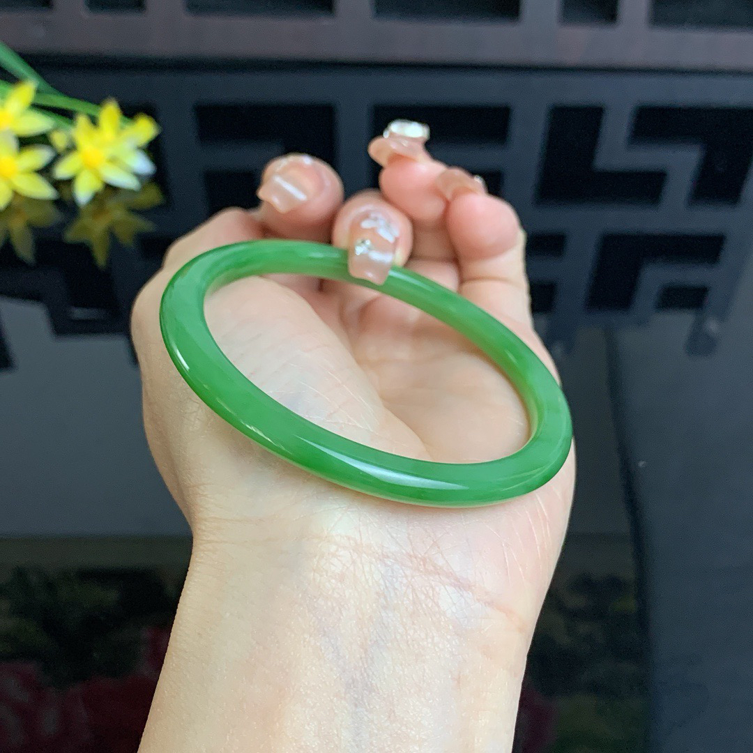 和田玉57.5圈口阳绿色美人条碧玉手镯！玉质细腻油润 底色纯净 无裂无棉 脂粉好，品质高。