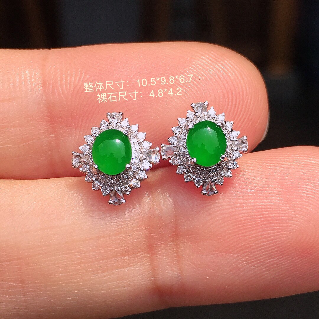 阳绿蛋面耳钉，色泽均匀艳丽，玉质细腻，荧光感超
强，饱满圆润，尽显优雅气质，18k
金豪华镶嵌