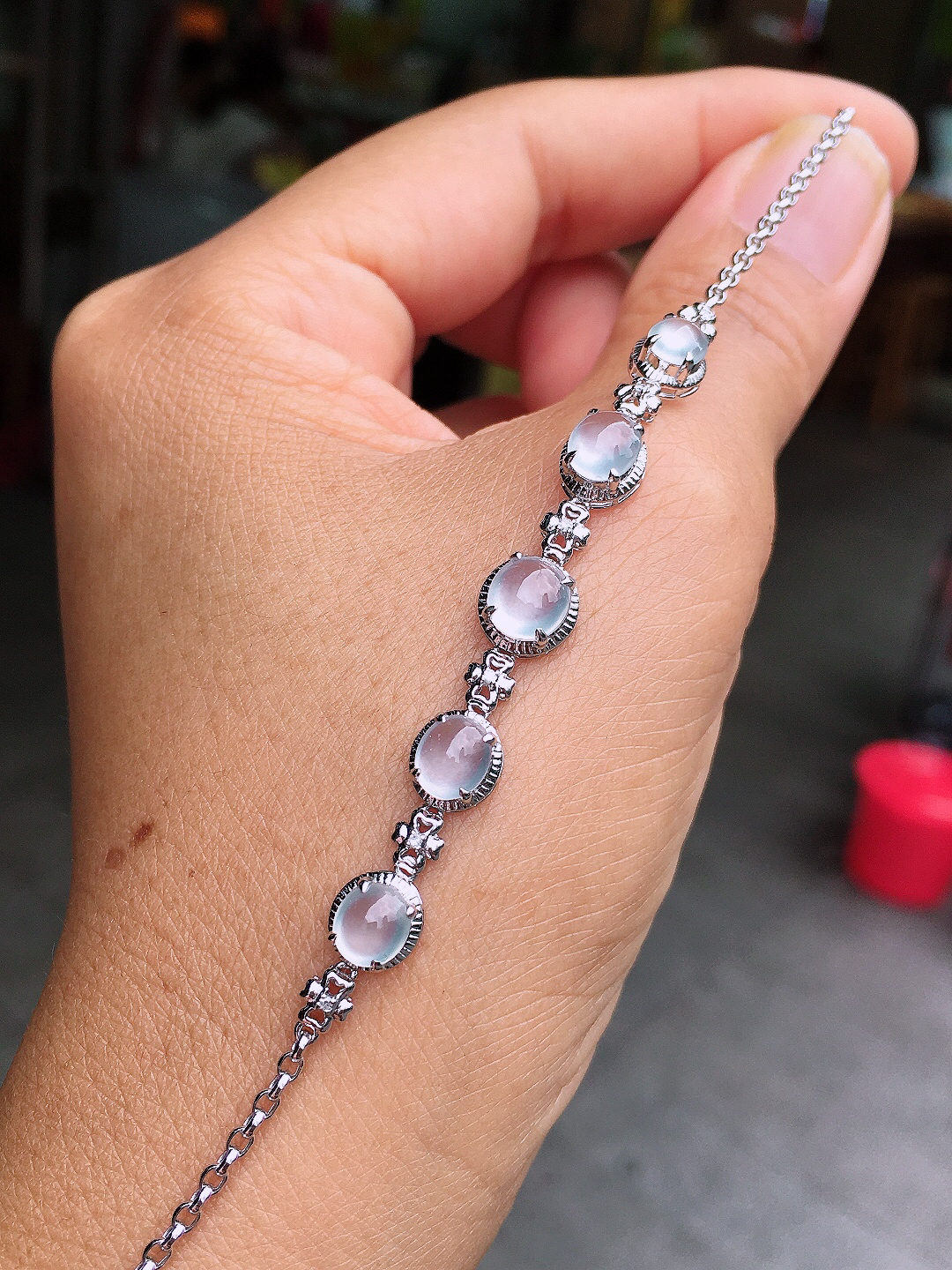 冰种蛋面手链，玉质细腻，荧光感超
强，饱满圆润，尽显优雅气质，18k
金豪华镶嵌