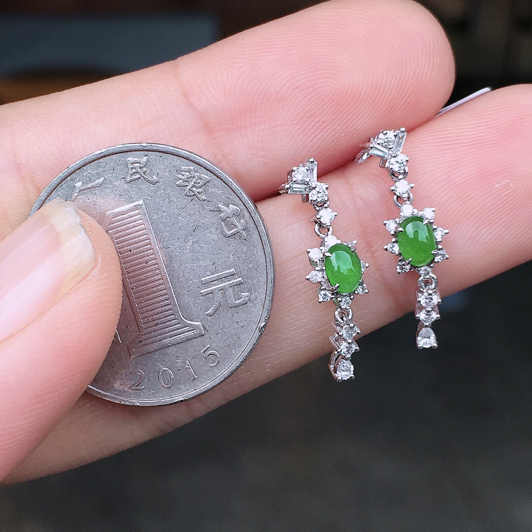 阳绿蛋面耳坠，色泽均匀艳丽，玉质细腻，荧光感超
强，饱满圆润，尽显优雅气质，18k
金豪华镶嵌