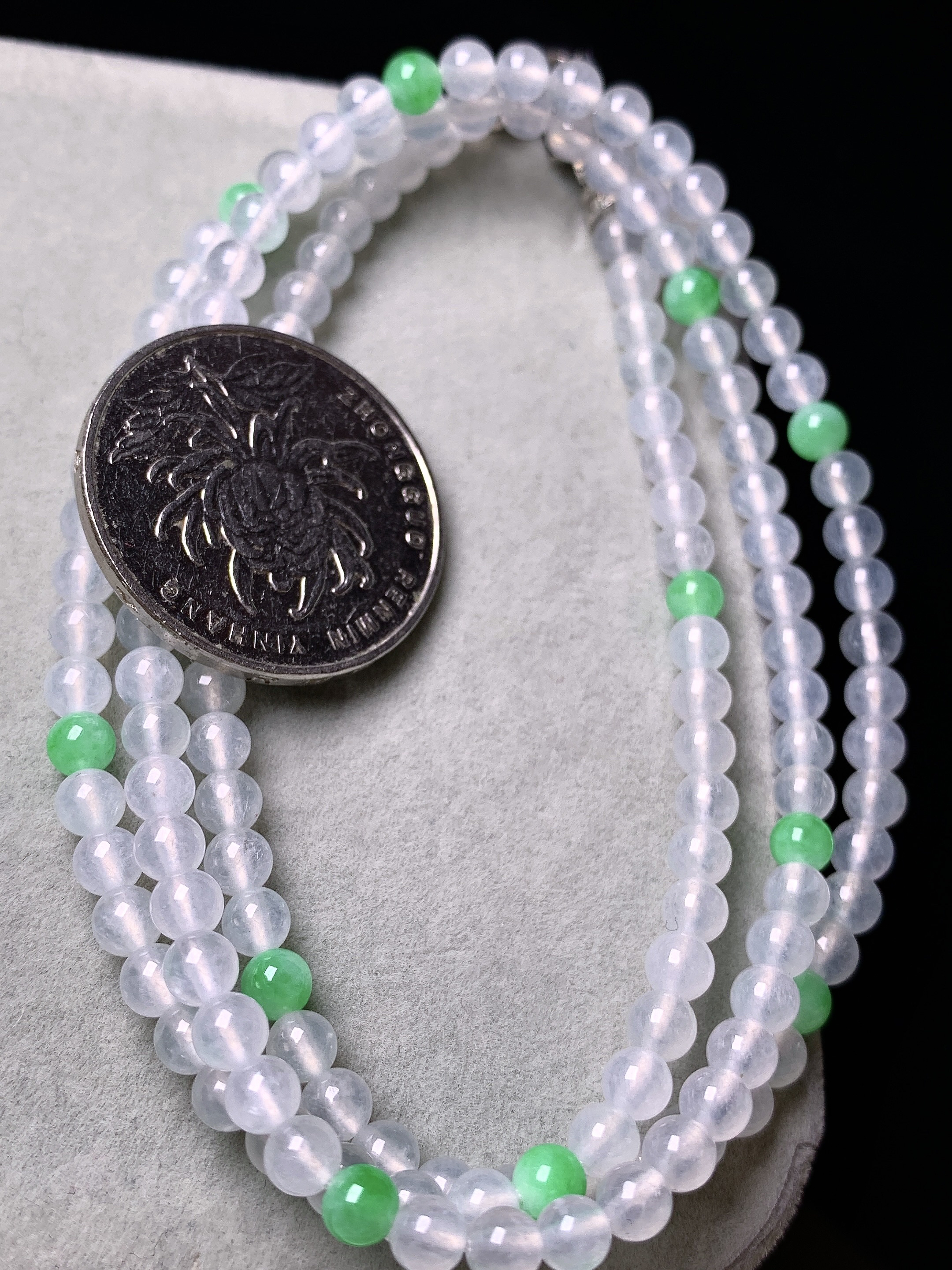 冰种圆珠项链 玉质细腻 色泽艳丽清新 水润亮眼 整体尺寸4b7