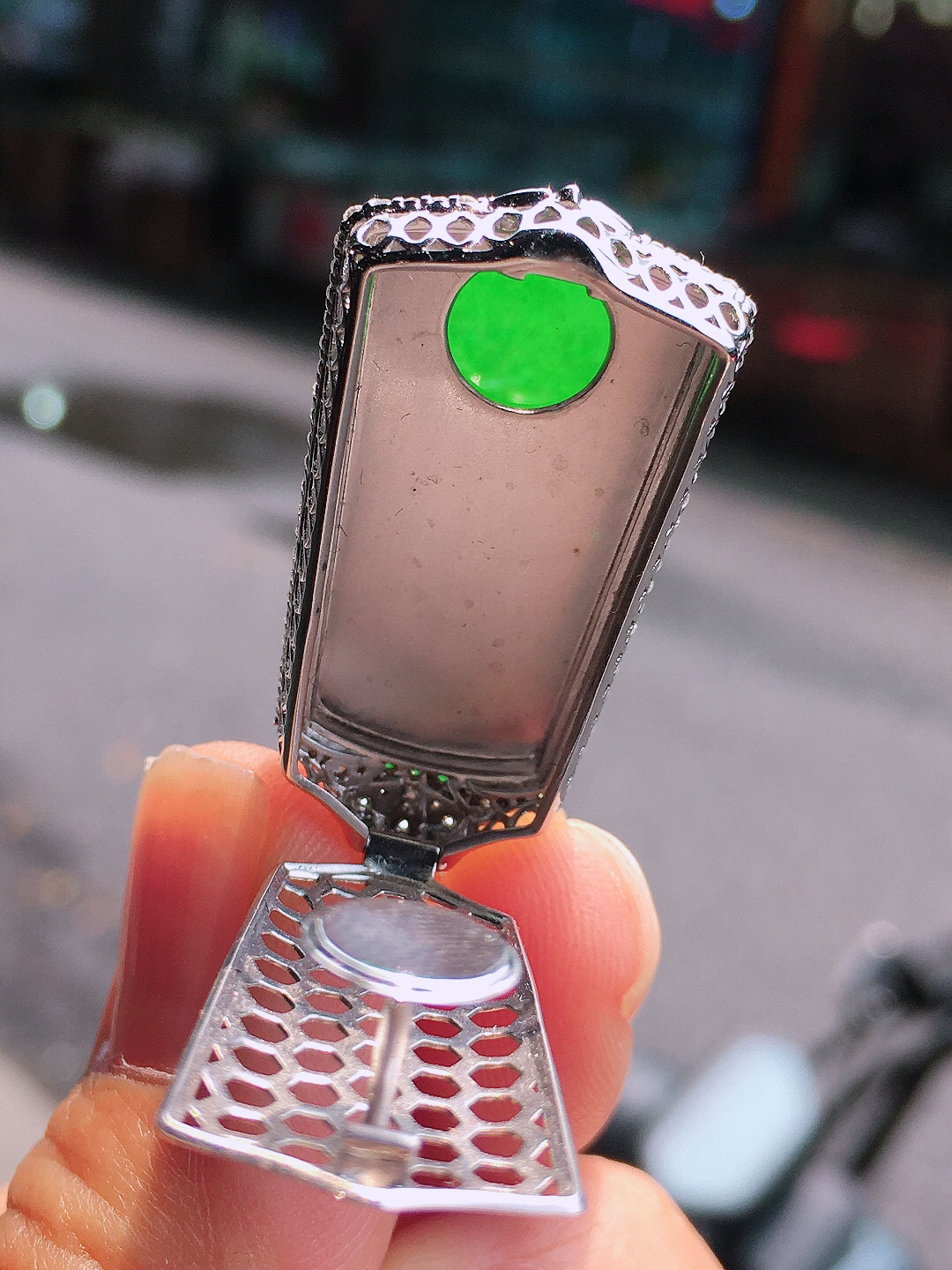 阳绿无事牌吊坠，色泽均匀艳丽，玉质细腻，荧光感超
强，饱满圆润，尽显优雅气质，18k
金豪华镶嵌