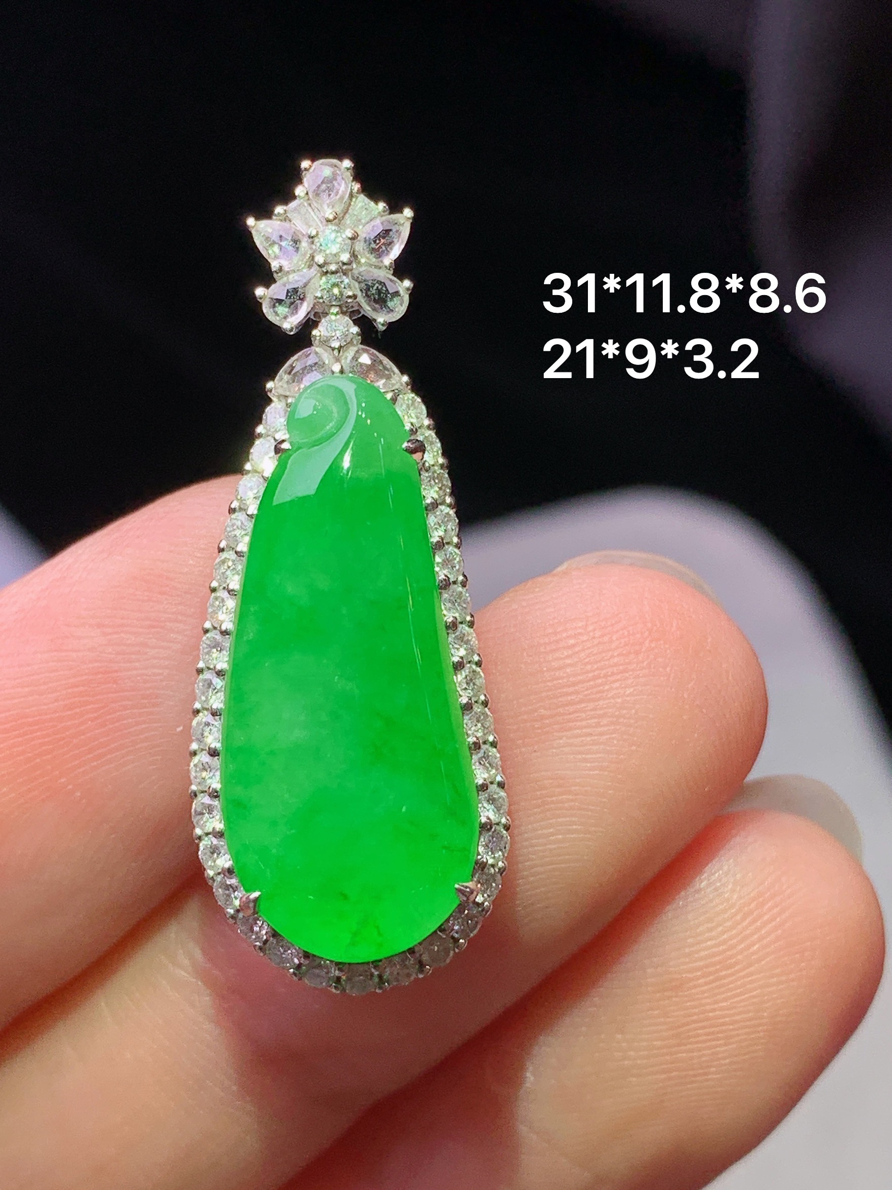 18k金钻镶嵌冰阳绿福瓜吊坠 玉质细腻 色泽艳丽清新 水润亮眼 整体尺寸31*11.8*8.6j3