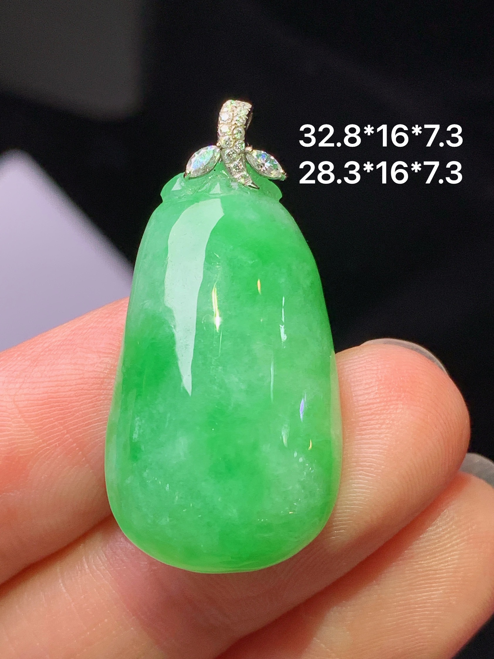 18k金钻镶嵌阳绿福瓜吊坠 玉质细腻 色泽艳丽清新 水润亮眼 整体尺寸32.8*16*7.3c1