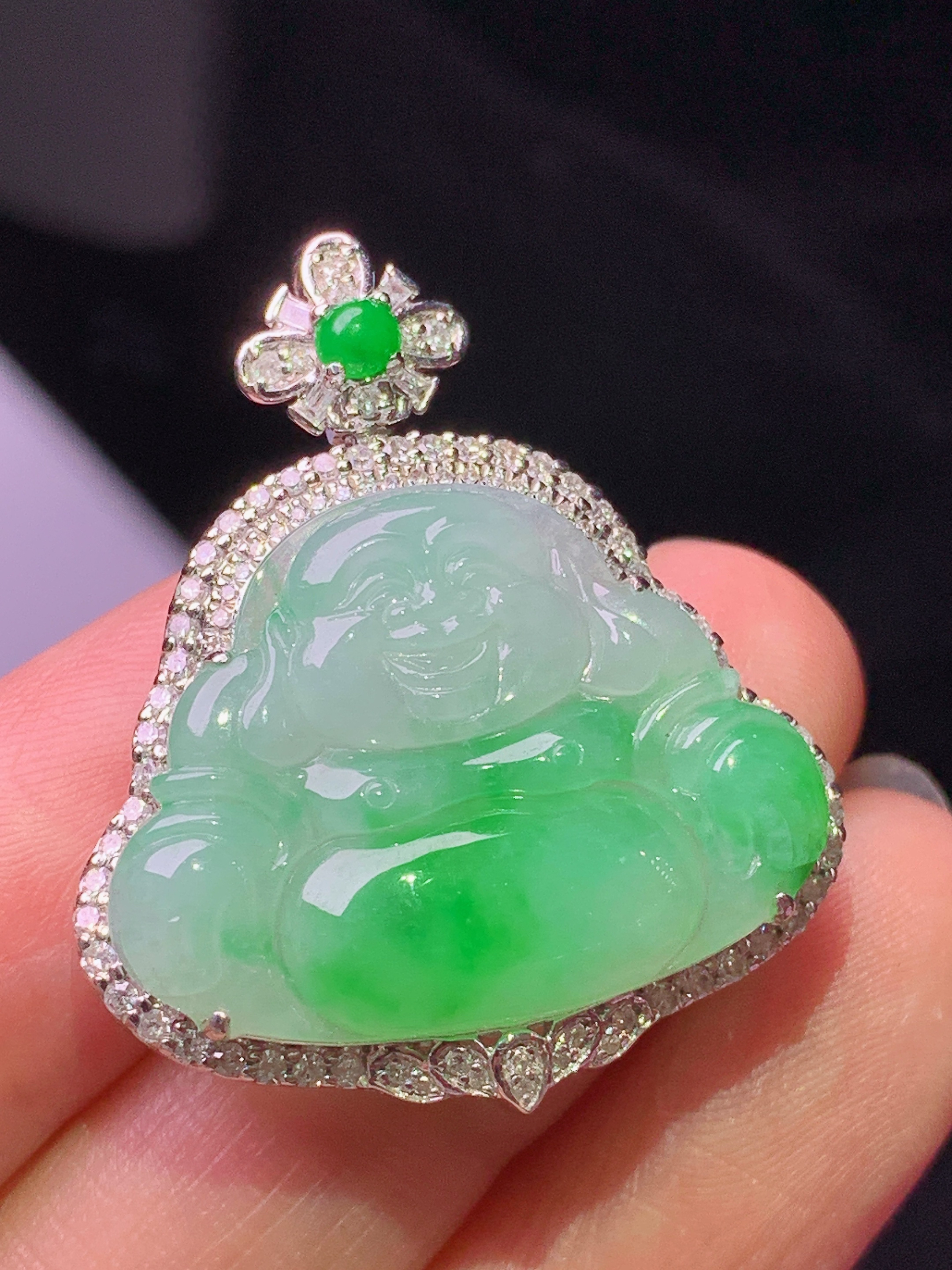 18k金钻镶嵌飘绿佛公吊坠 玉质细腻 色泽艳丽清新 水润亮眼 整体尺寸32*27.5*8.5c1