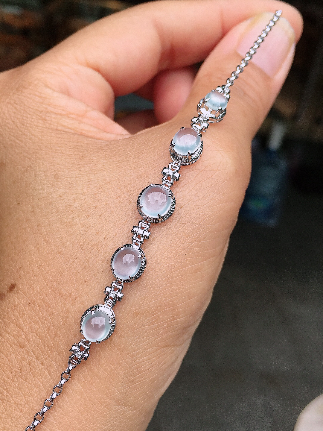 冰种蛋面手链，玉质细腻，荧光感超
强，饱满圆润，尽显优雅气质，18k
金豪华镶嵌