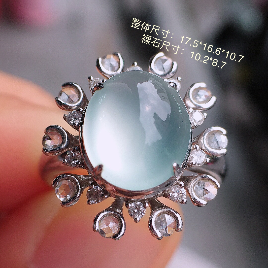 玻璃种蛋面戒指，玉质细腻，荧光感超
强，饱满圆润，尽显优雅气质，18k
金豪华镶嵌